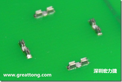 屏蔽夾(SMT shielding clip)焊接于電路板上的樣子。