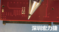 連接器邊緣稍突出于電路板的邊緣。