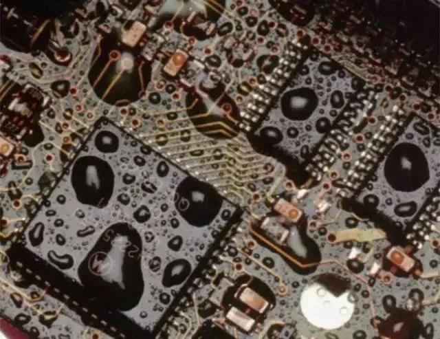 經(jīng)過涂覆工藝后的PCB，在表面形成透明的保護膜，能有效防止水珠和潮氣侵入，避免漏電和短路。